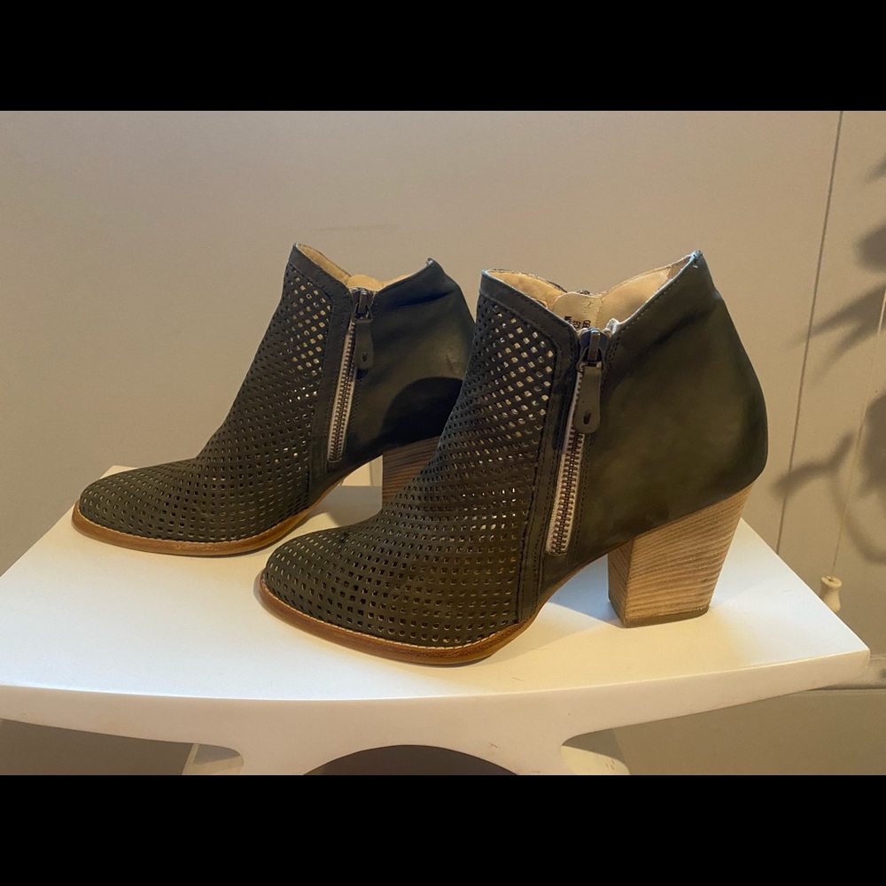 Paul Green Bonzai Leather Ankle Boot US 8 UK 5.5 New without tags.